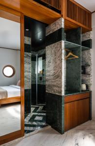 Voodi või voodid majutusasutuse The Kin Hotel toas