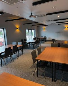 pusta klasa ze stołami i krzesłami w budynku w obiekcie Abton Hotel w Łodzi +20 zdjęć