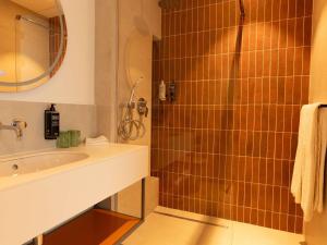 Koupelna v ubytování ibis Styles Chisinau + 36 fotografií