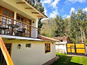 vista su una casa con balcone di Hotel and Country House Valle Sagrado de los Incas a Huaran