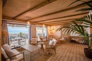 una sala de estar con una mesa y sillas en Tamarit Beach Resort, en Tamarit 37 fotos más