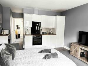 Η κουζίνα ή μικρή κουζίνα στο Spacious Southampton City Apartment with Courtyard +20 φωτογραφίες