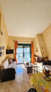 ein Wohnzimmer mit Couch und Tisch in der Unterkunft Polychrono Seaside Haven in Polychrono