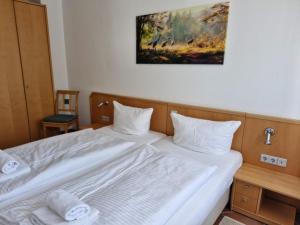 due letti uno accanto all'altro in una stanza di Kranich - Ferienwohnung mit Terrasse a Dewichow