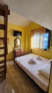 ein Schlafzimmer mit großem Bett und Fenster in der Unterkunft Polychrono Seaside Haven in Polychrono