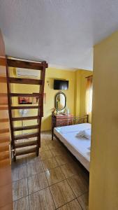 ein Schlafzimmer mit einem Etagenbett und einem Spiegel in der Unterkunft Polychrono Seaside Haven in Polychrono