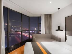Postel nebo postele na pokoji v ubytování Chongqing Holiday Riverview Hotel