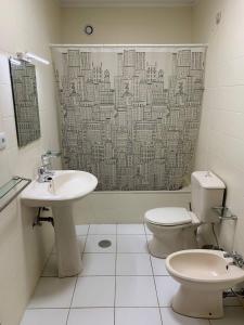 Et badeværelse på Madorninha Urban Nest