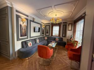 - un salon avec un canapé bleu et des fauteuils orange dans l'établissement Interstar Hotel - Sultanahmet, à Istanbul