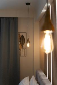 Ένα ή περισσότερα κρεβάτια σε δωμάτιο στο Niki Athens Suites - Deluxe Suite, Steps from Monastiraki