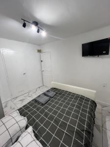 Una habitación con una cama y un televisor de pantalla plana. en Casa Bianca, en Marsella