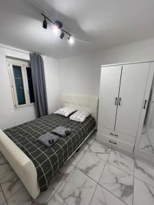 1 dormitorio con 1 cama y armario en Casa Bianca, en Marsella