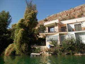 a house on the banks of a river at Casa La Caoba in Ruidera