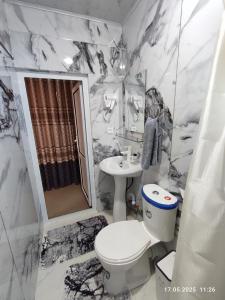 Ένα μπάνιο στο Oybek Hotel +32 φωτογραφίες