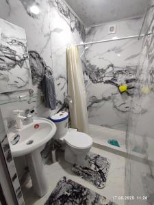 Ένα μπάνιο στο Oybek Hotel