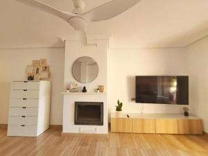 sala de estar con TV y tocador en Escapada de lujo en Resort de Isla del Fraile, en Águilas