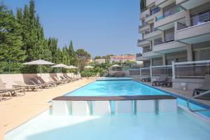 Bazén v ubytování Hotel Brise de Mer - Piscine intérieure & extérieure nebo v jeho okolí