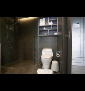 ein Badezimmer mit Toilette und Dusche in der Unterkunft City Gate Apartments Kamala Beach Phuket Thailand - LMY in Ban Nong Chaeng