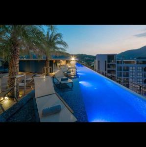 ein großes Schwimmbad auf einem Gebäude in der Unterkunft City Gate Apartments Kamala Beach Phuket Thailand - LMY in Ban Nong Chaeng