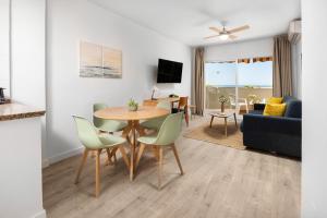 salon ze stołem, krzesłami i kanapą w obiekcie BenalBeach Premium Apartments by Alfresco Stays w mieście Benalmádena +37 zdjęć