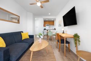 Telewizja i/lub zestaw kina domowego w obiekcie BenalBeach Premium Apartments by Alfresco Stays