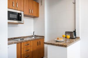 Kuchnia lub aneks kuchenny w obiekcie BenalBeach Premium Apartments by Alfresco Stays