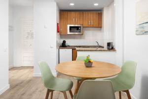 Kuchnia lub aneks kuchenny w obiekcie BenalBeach Premium Apartments by Alfresco Stays