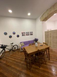 a living room with a table and a bike at Violet House in Palermo