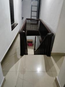 vistas a una escalera de un edificio en Thiruvambady Heritage Homestay, en Trichūr