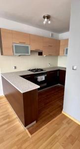 una cucina con mobili in legno e un piano di lavoro di Hidden Gem in Martinique a Case-Pilote
