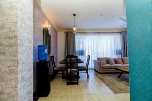 Μια τηλεόραση ή/και κέντρο ψυχαγωγίας στο Zuri Holiday Apartments