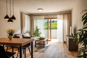 una sala de estar con una mesa y un sofá en Chalet Magdalena, en Kirchberg in Tirol