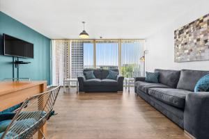 ein Wohnzimmer mit Sofa und Fernseher in der Unterkunft Cotels at Vizion Serviced Apartments, Superfast Broadband, Central Location, Free Parking, Fully Equipped Kitchen in Milton Keynes