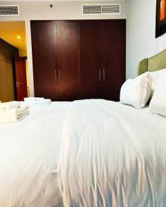 Letto o letti in una camera di Charming & Comfortable 1BR Jumeirah Bay X1 JLT