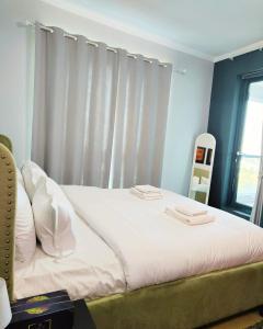 Letto o letti in una camera di Charming & Comfortable 1BR Jumeirah Bay X1 JLT