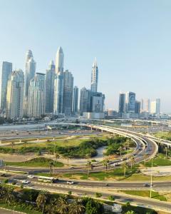 Vista generica su Dubai o vista sulla città dall'interno dell'appartamento
