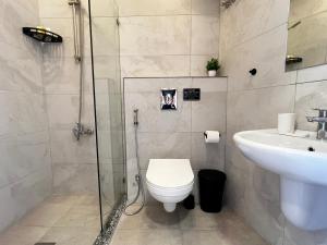 Ένα μπάνιο στο Central Amman Stunning Views Apt