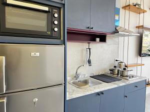 Η κουζίνα ή μικρή κουζίνα στο Central Amman Stunning Views Apt