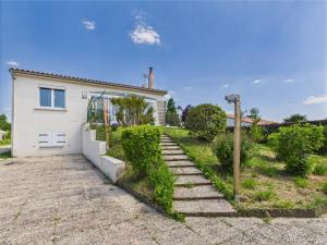 Le BernardにあるMaison pour 2 adultes et 2 enfants avec jardinの白家