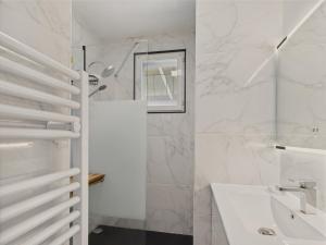 Le BernardにあるMaison pour 2 adultes et 2 enfants avec jardinの洗面台とシャワー付きの白いバスルーム +10枚の写真