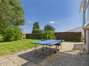 Le BernardにあるMaison pour 2 adultes et 2 enfants avec jardinの家屋裏庭卓球台