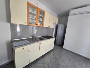 una cocina con fregadero y refrigerador en Villa Mandza, en Novalja