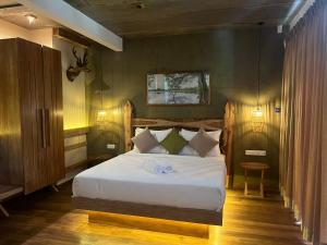Postel nebo postele na pokoji v ubytování Wilpattu Safari Resort