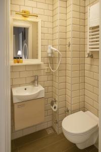 Koupelna v ubytování Utarit Hotel + 11 fotografií
