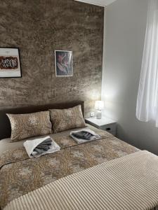 Una cama o camas en una habitación de Sunflower Apartmani