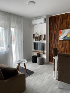 TV a/nebo společenská místnost v ubytování Sunflower Apartmani