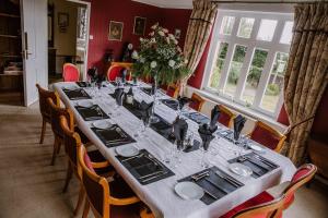 Un comedor largo con una mesa larga y sillas. en Farmhouse in the heart of the New Forest, en Beaulieu 32 fotos más