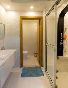 Ένα μπάνιο στο Rooms For Girls in Marina Dubai, the best offer