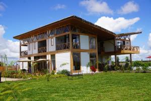una grande casa con balcone e cortile di Moyoni Africa Lodge & Tours ad Arusha