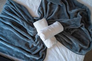 ein Handtuch mit einem Pflaster auf einem Bett in der Unterkunft Spacious Cosy City Centre House - Perfect for Contractors & Work in Gillingham